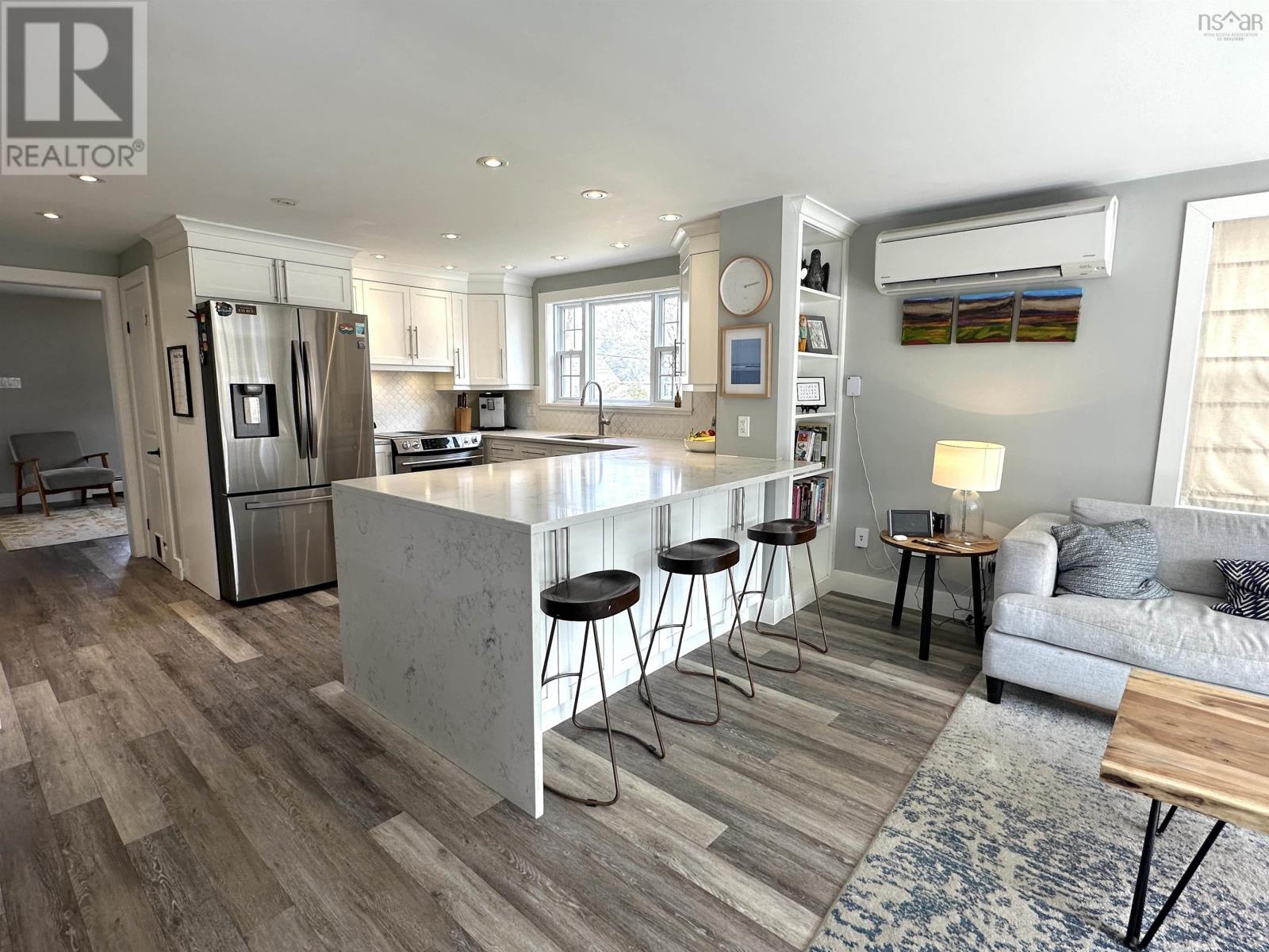 Property 14 of 32 of 55 WATERLOO Street