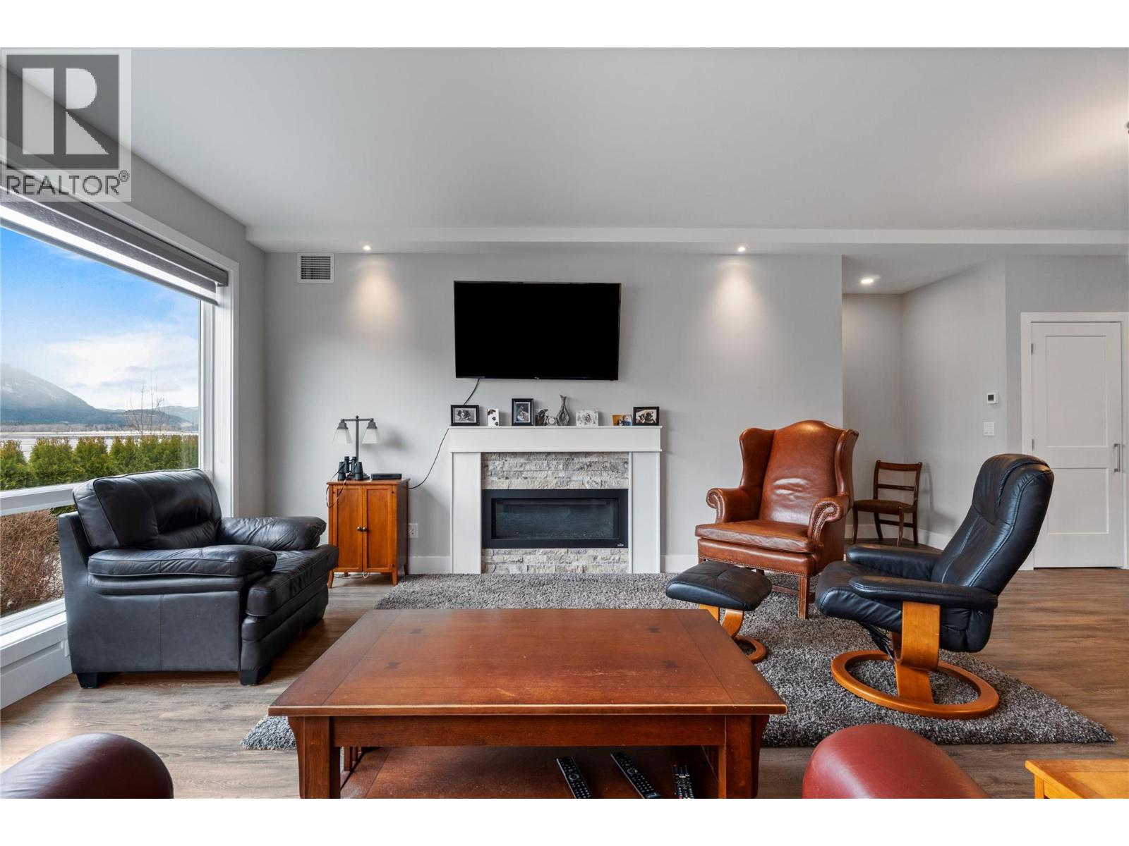 1 121 Harbourfront Drive Northeast, Salmon Arm