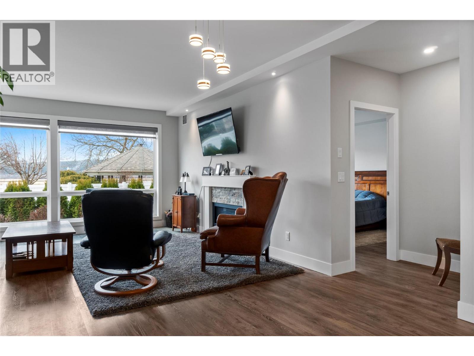 1 121 Harbourfront Drive Northeast, Salmon Arm