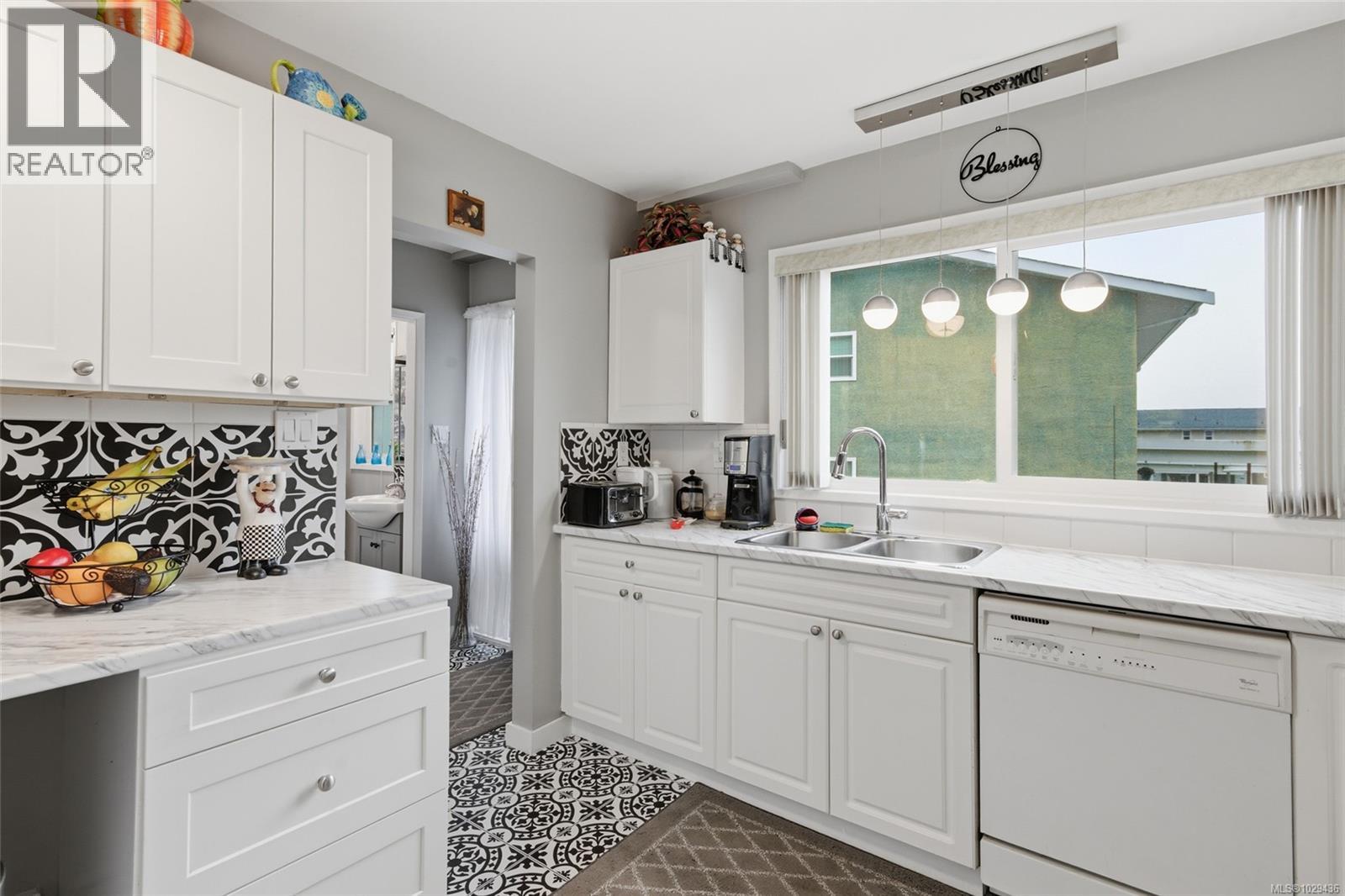 #5 4110 KENDALL AVE - 10