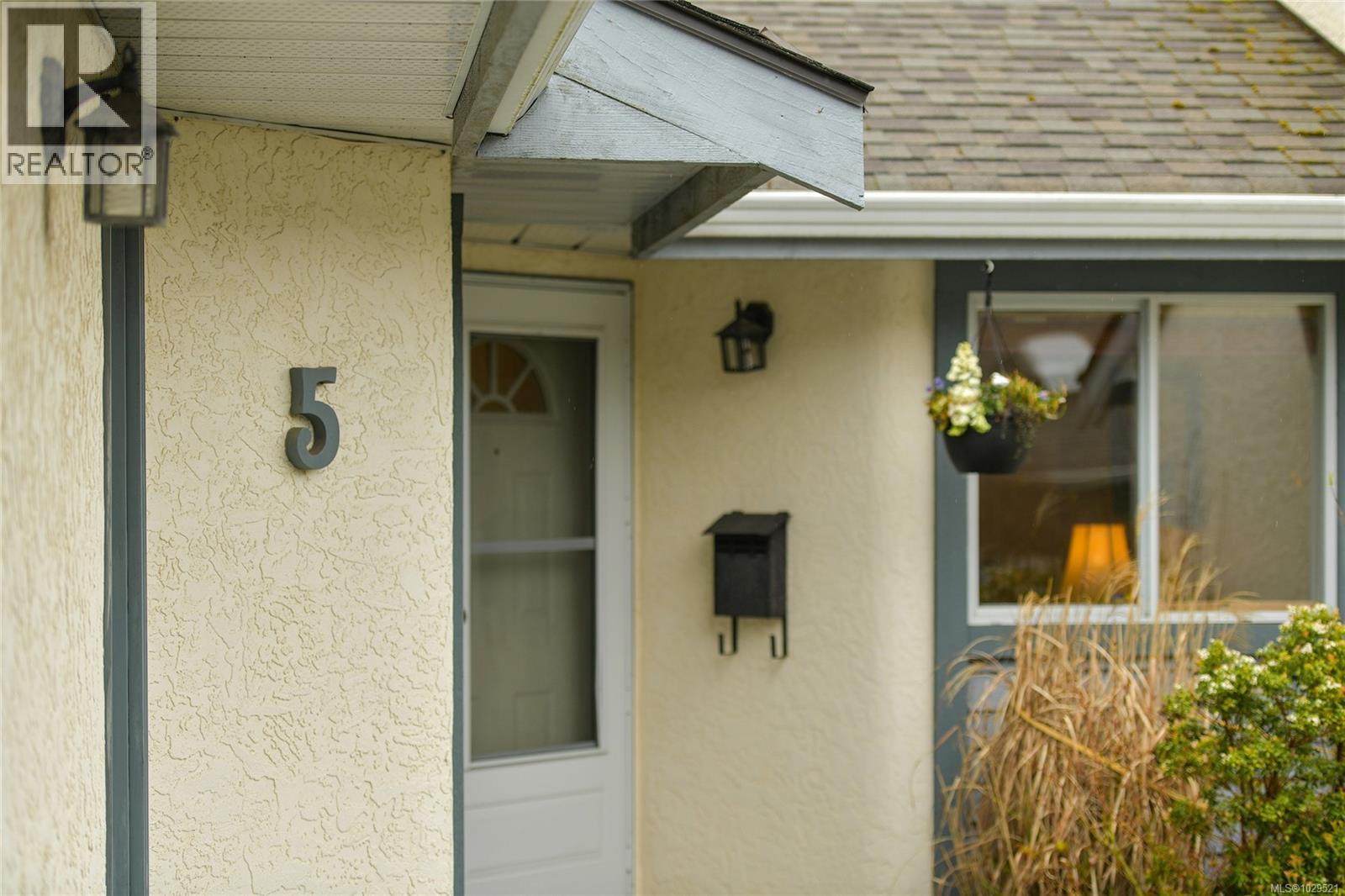 5 5156 Cordova Bay Road, Saanich