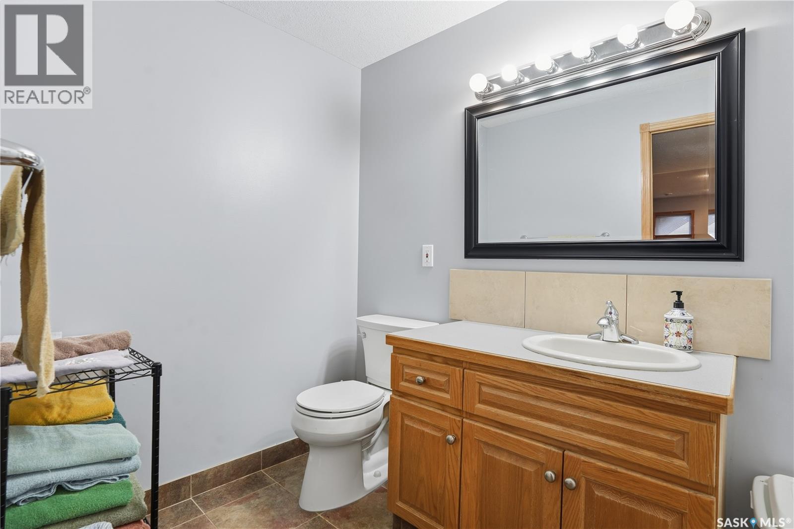 Single Family House 2 Level for Sale in  Wimbledon BAY Regina 