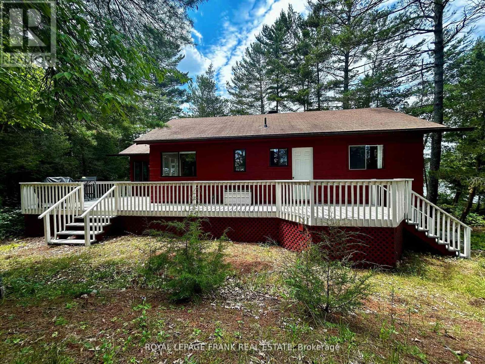 Full length deck facing the boathouse and dock
