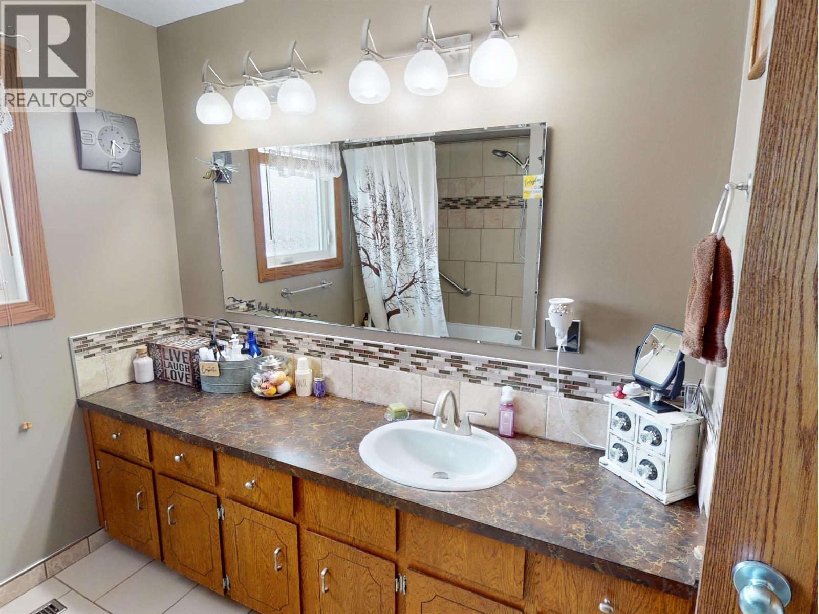 77 PRINCESS CRESCENT - 21