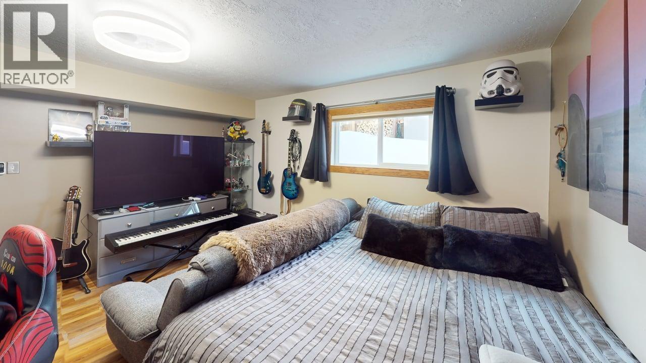 77 PRINCESS CRESCENT - 26