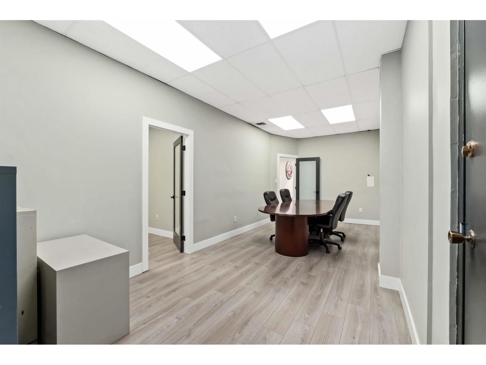 205 31549 SOUTH FRASER WAY — photo 31