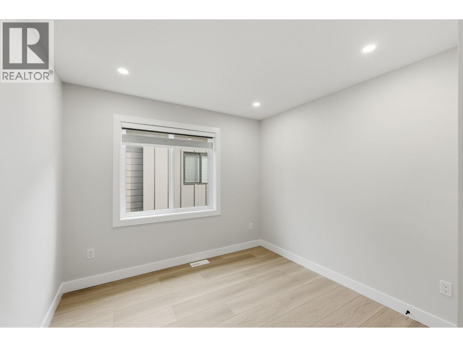 #4 722 Coopland Crescent - 22