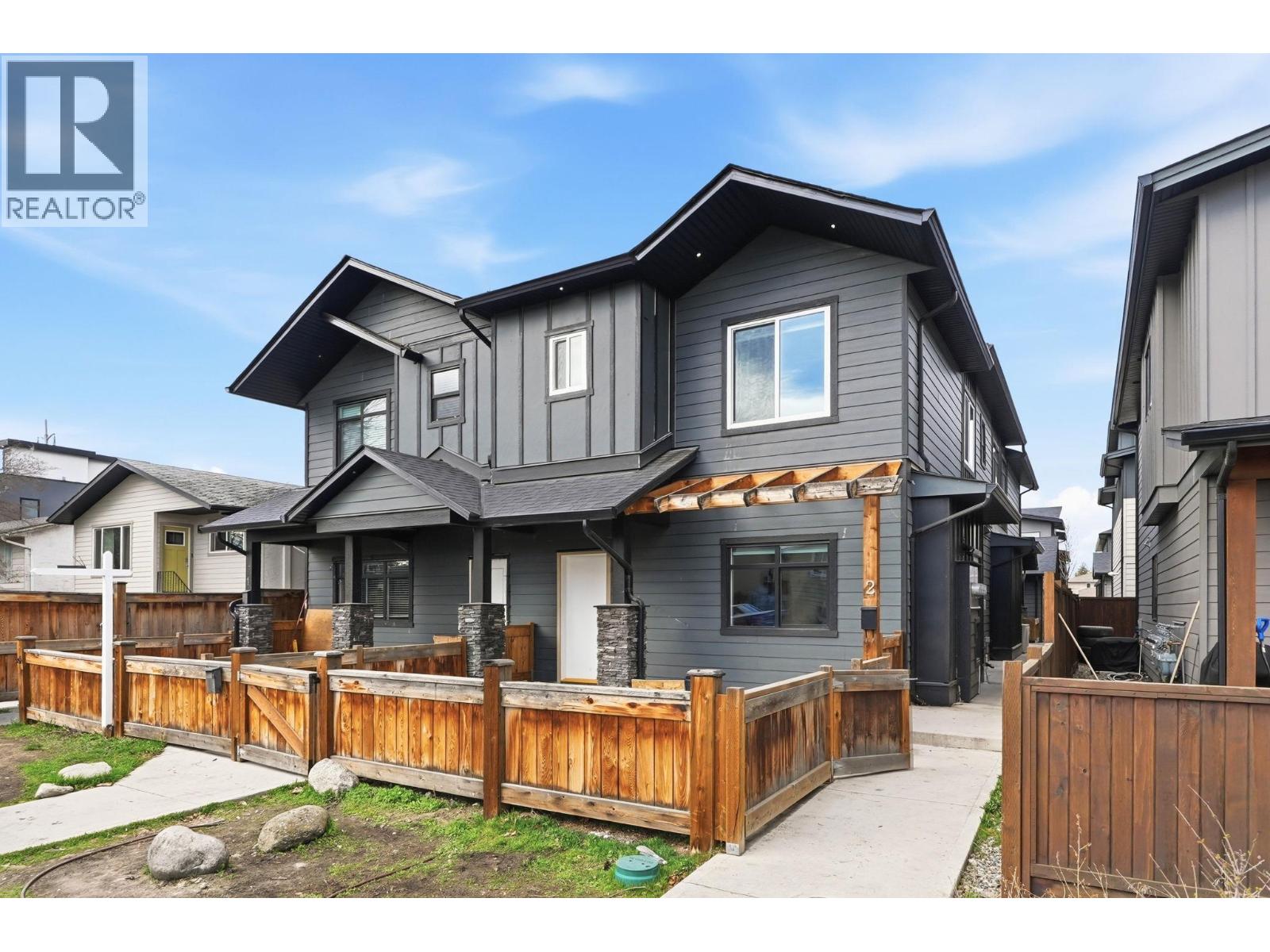 #4 722 Coopland Crescent - 1