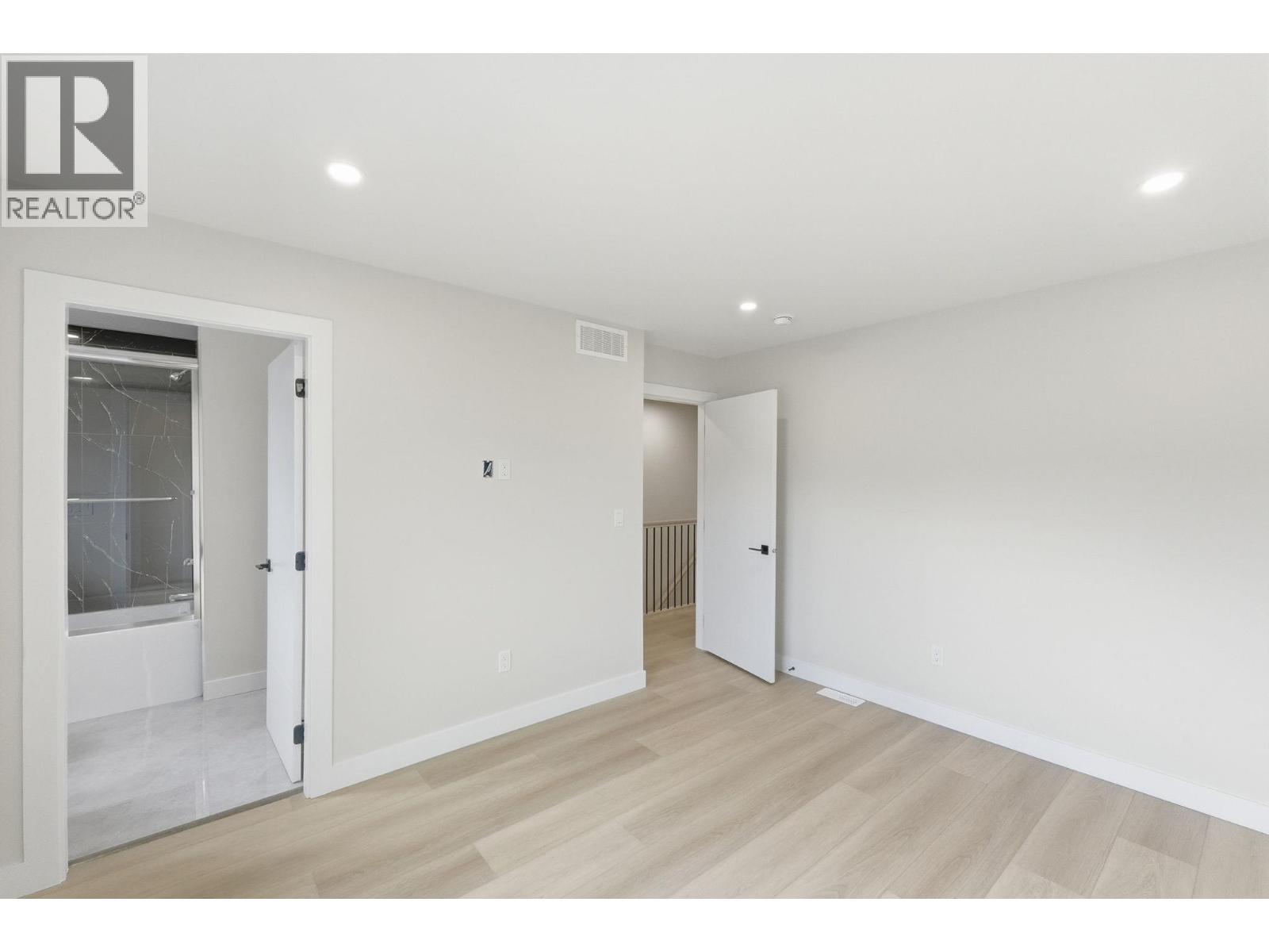 #4 722 Coopland Crescent - 25