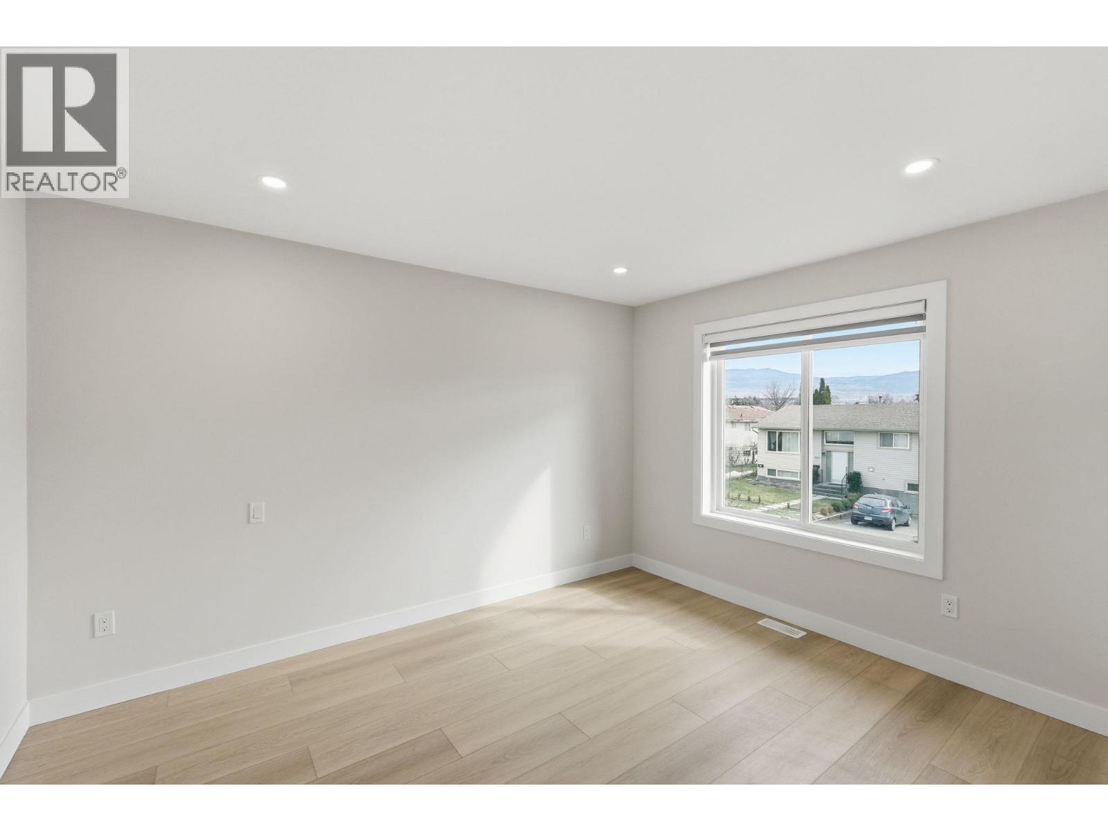 #4 722 Coopland Crescent - 24