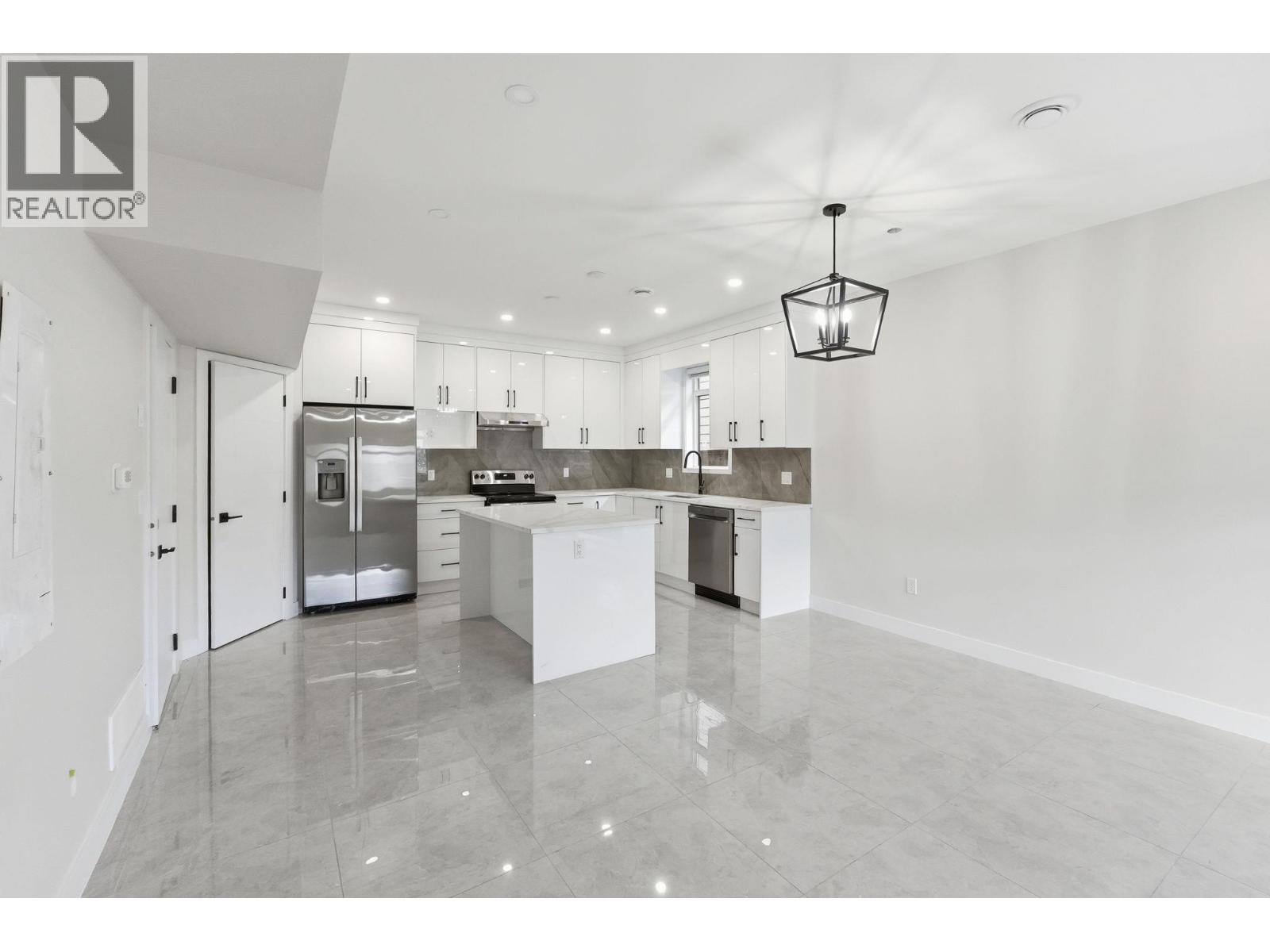 #4 722 Coopland Crescent - 3