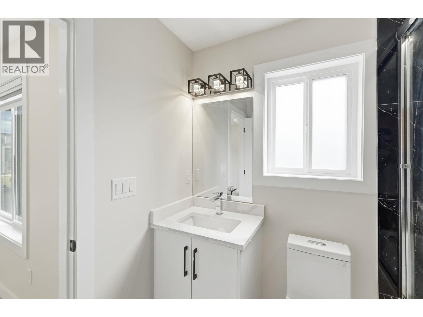 #4 722 Coopland Crescent - 27