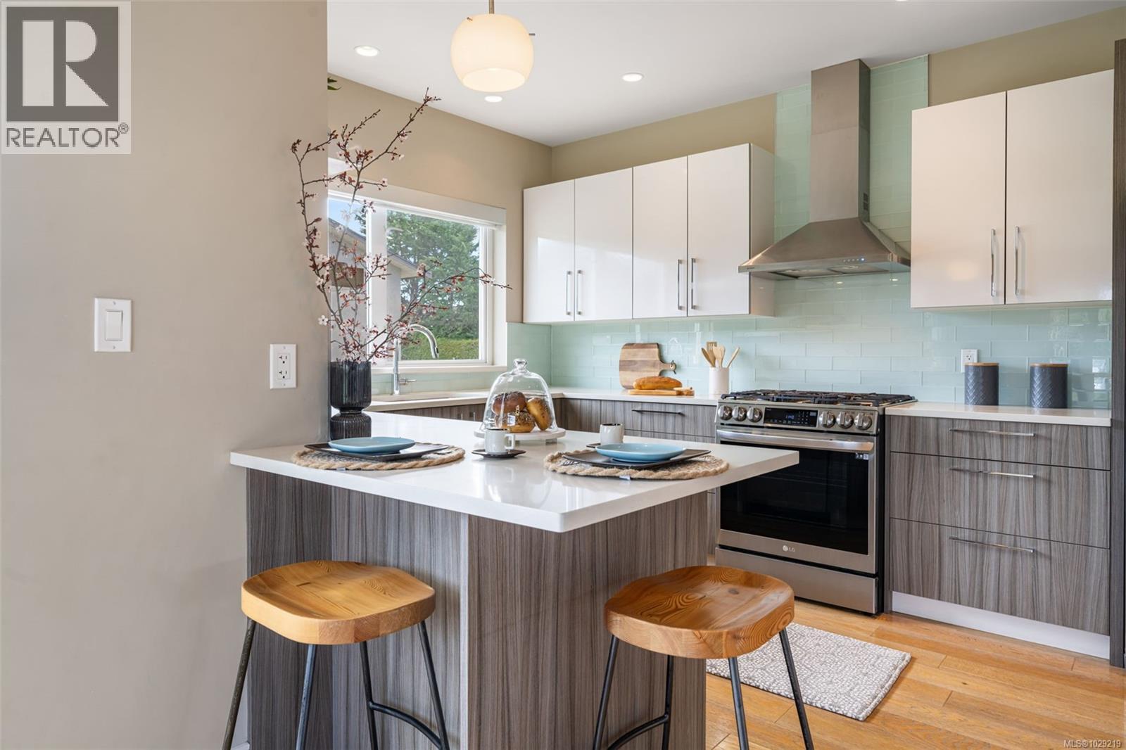 #104 4343 TYNDALL AVE - 19