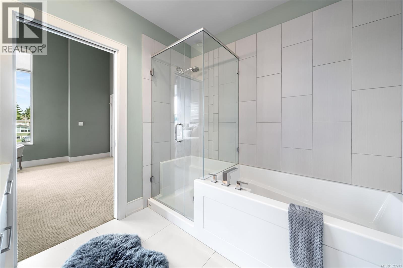 #104 4343 TYNDALL AVE - 32