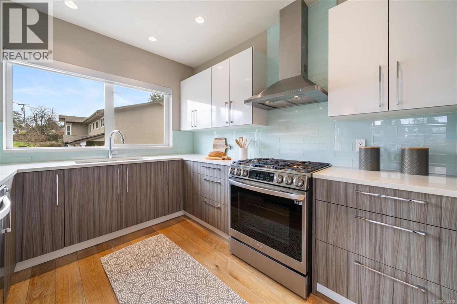 #104 4343 TYNDALL AVE - 23