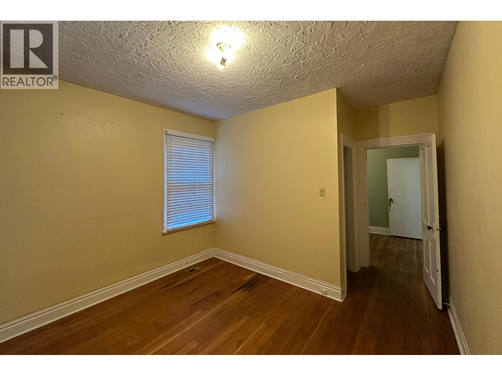 166 E 10TH STREET, North Vancouver