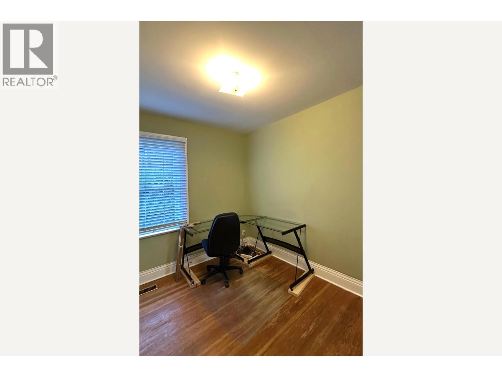 166 E 10TH STREET, North Vancouver