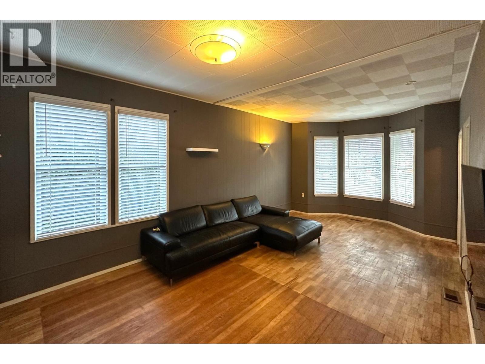 166 E 10TH STREET, North Vancouver