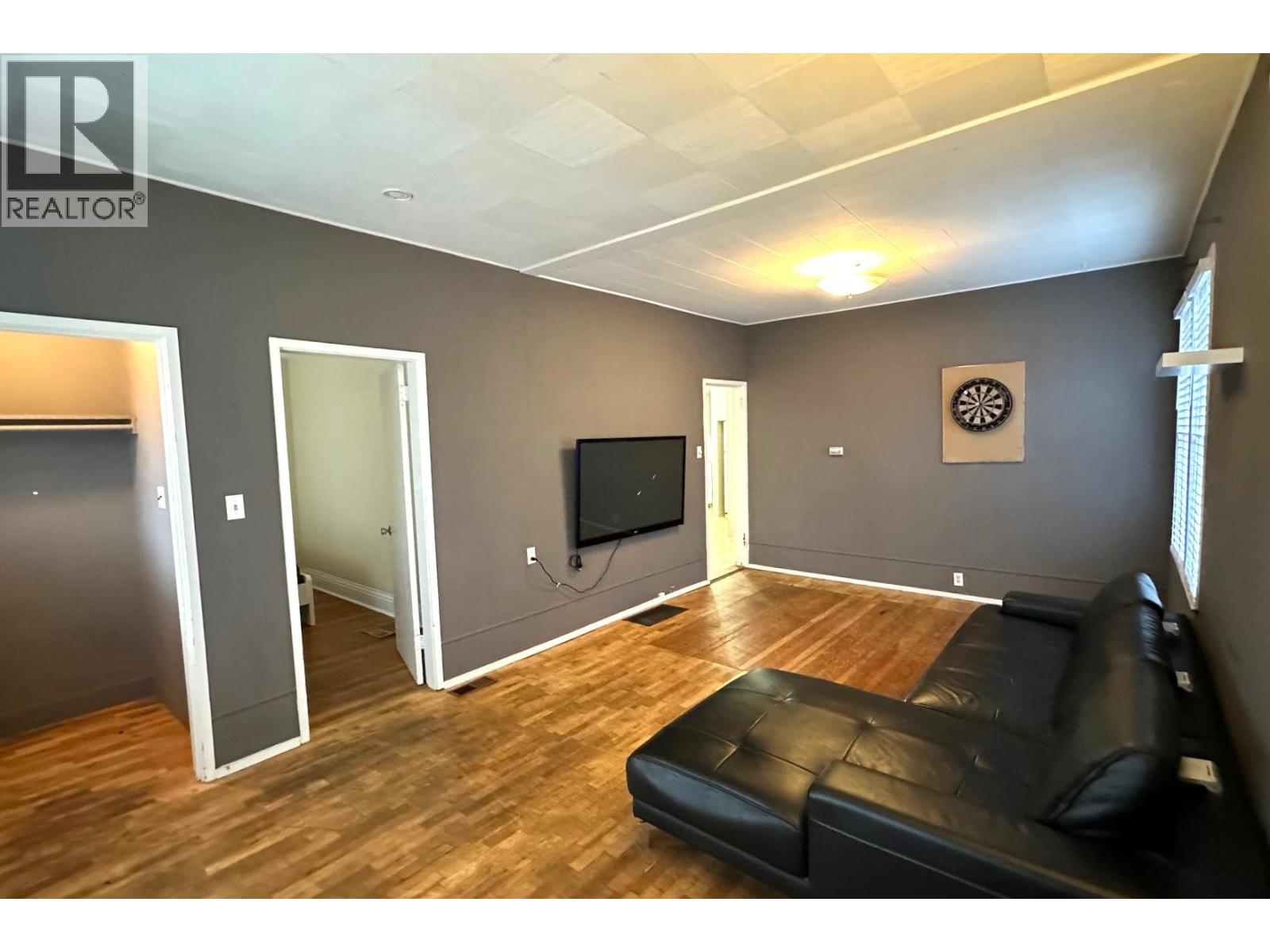 166 E 10TH STREET, North Vancouver