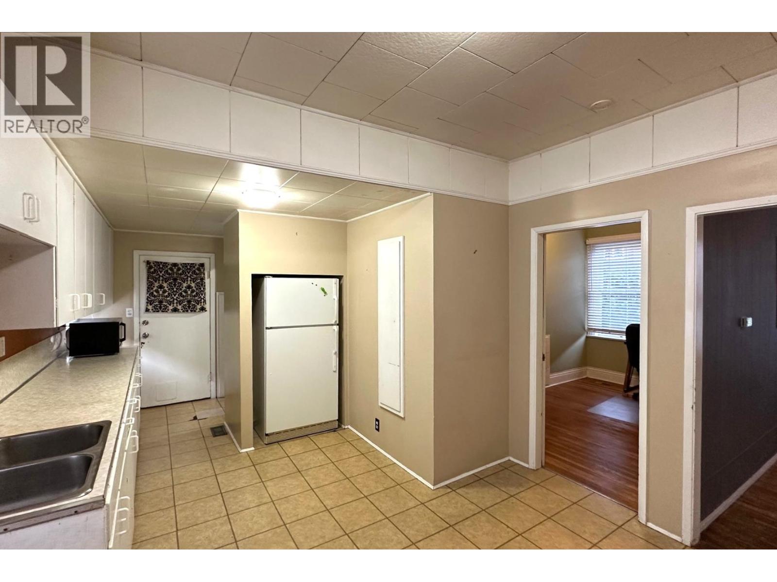 166 E 10TH STREET, North Vancouver