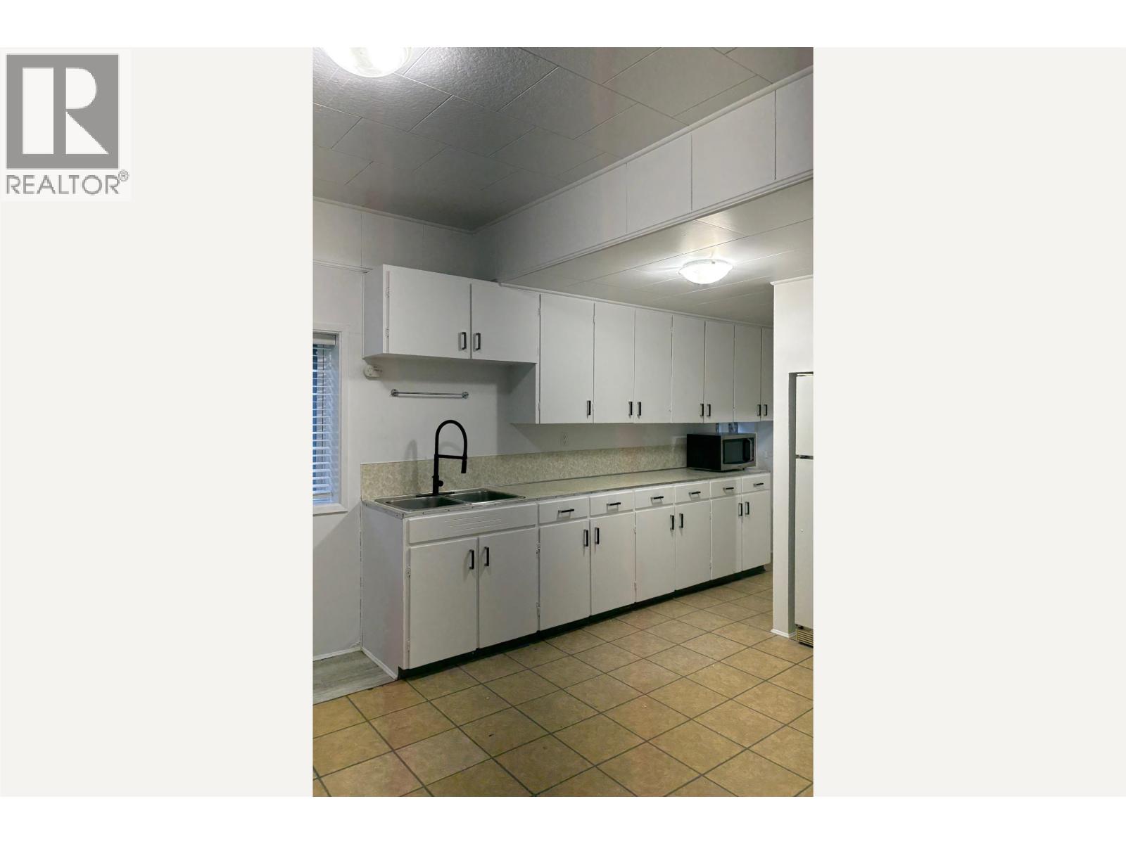 166 E 10TH STREET, North Vancouver