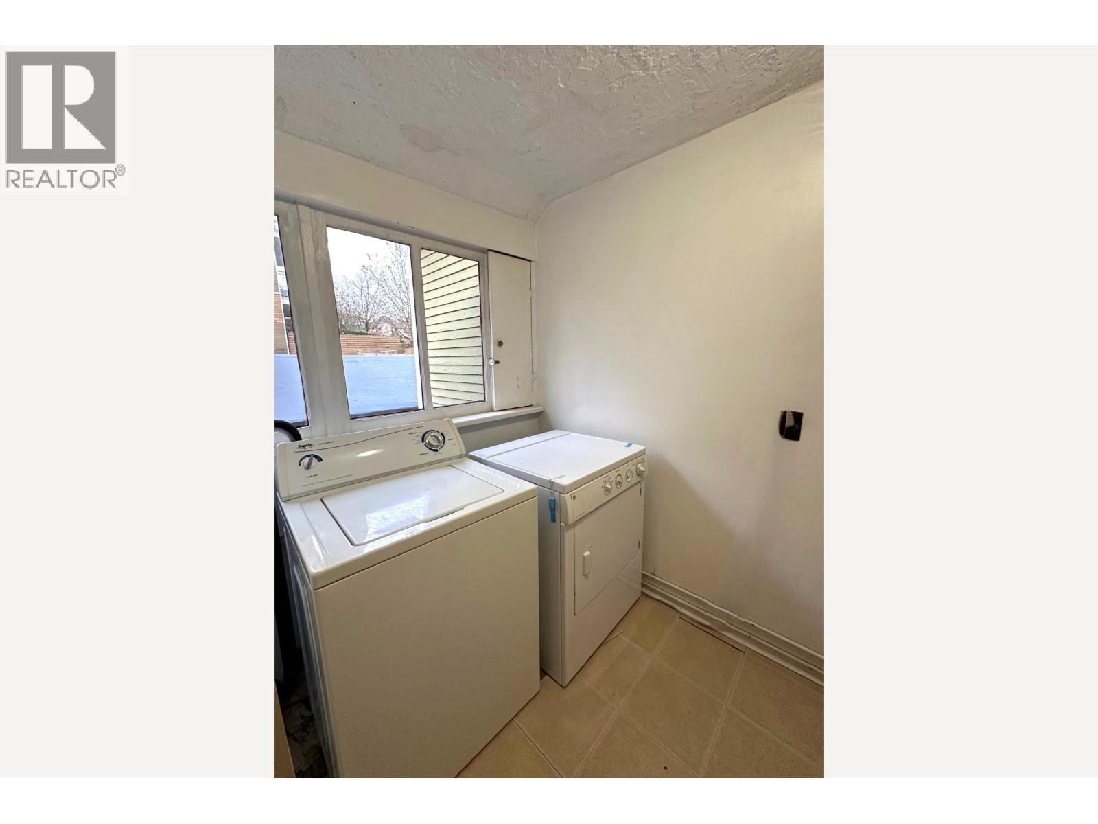 166 E 10TH STREET, North Vancouver