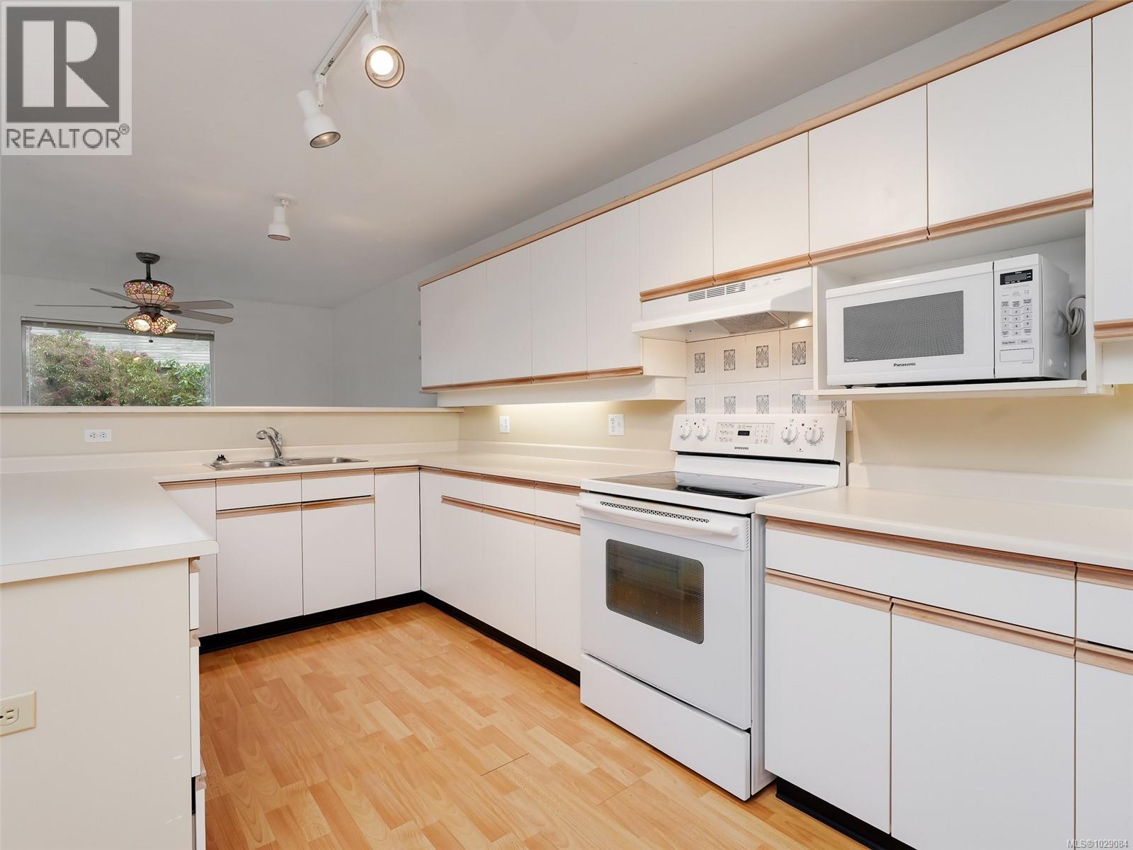 2011 GOVENLOCK PL - 10