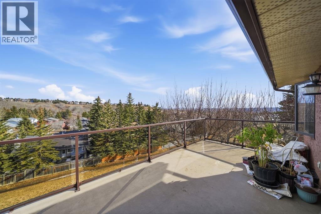 Single Family House Bungalow for Sale in  Edgeland Close NW Edgemont Calgary 