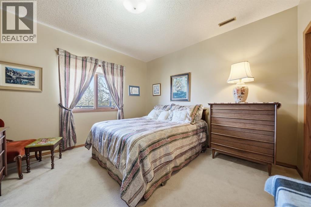 Single Family House Bungalow for Sale in  Edgeland Close NW Edgemont Calgary 