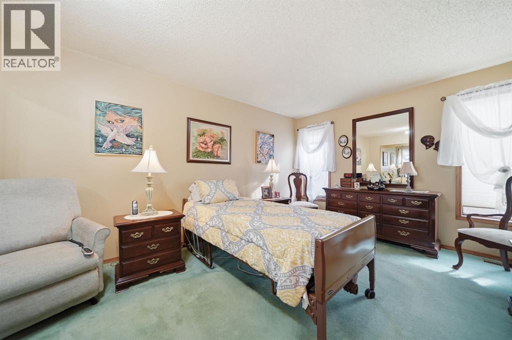 Single Family House Bungalow for Sale in  Edgeland Close NW Edgemont Calgary 