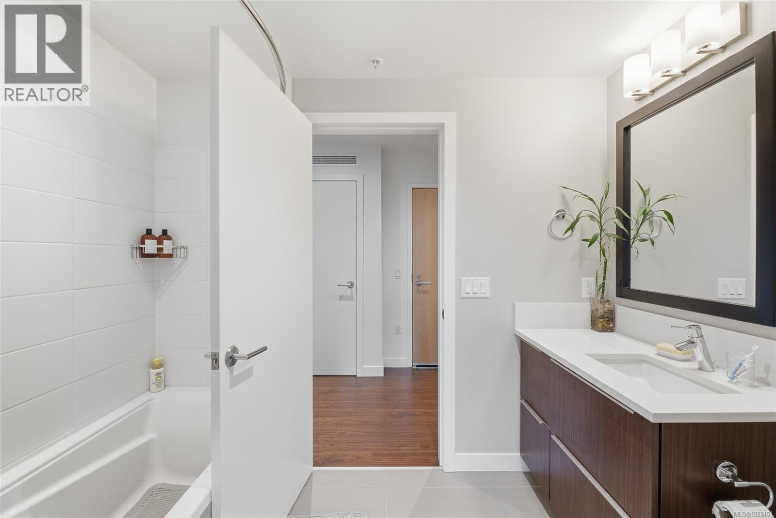 205 640 Michigan St, Victoria