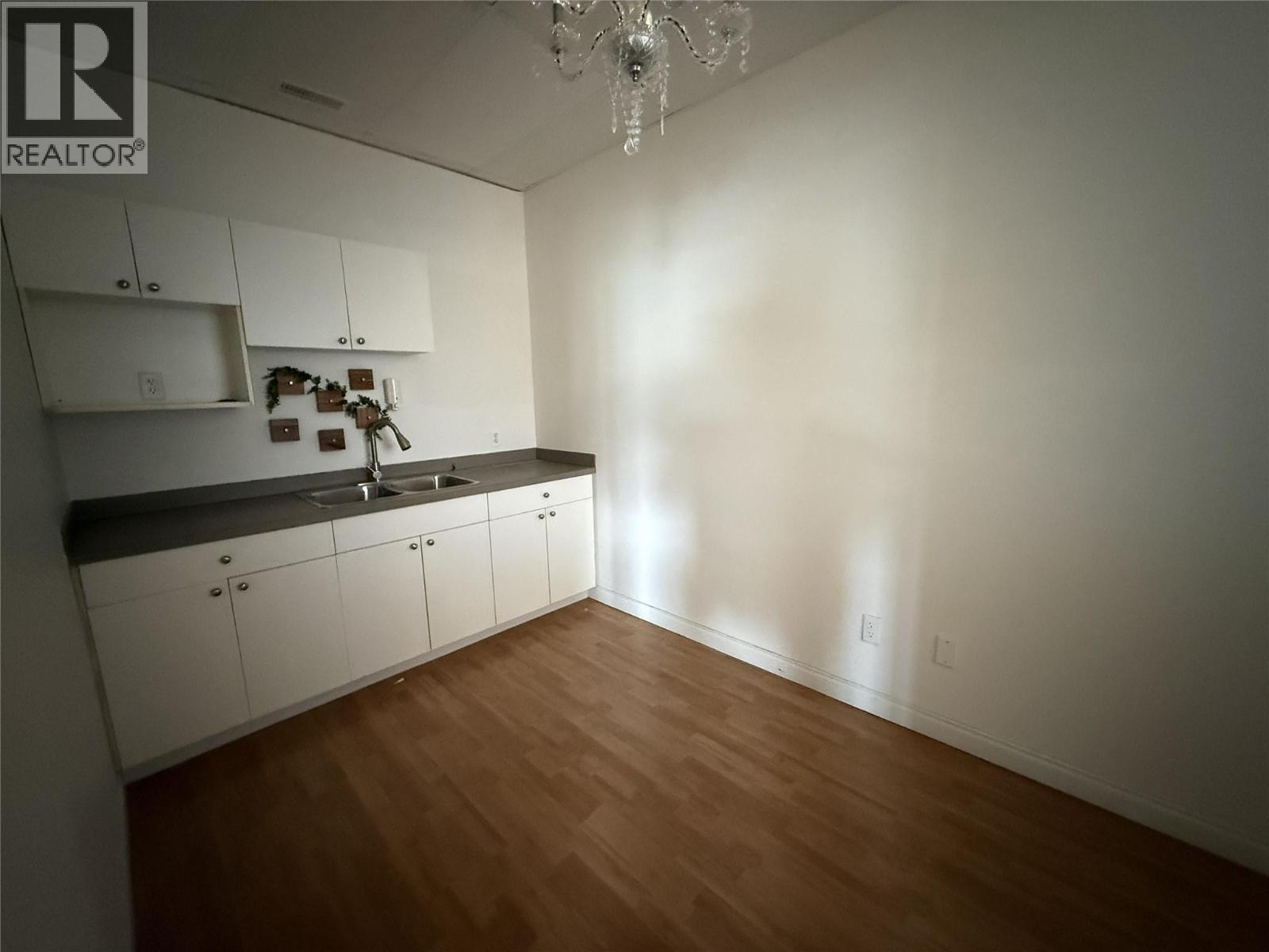  595 Lawrence Avenue, Kelowna