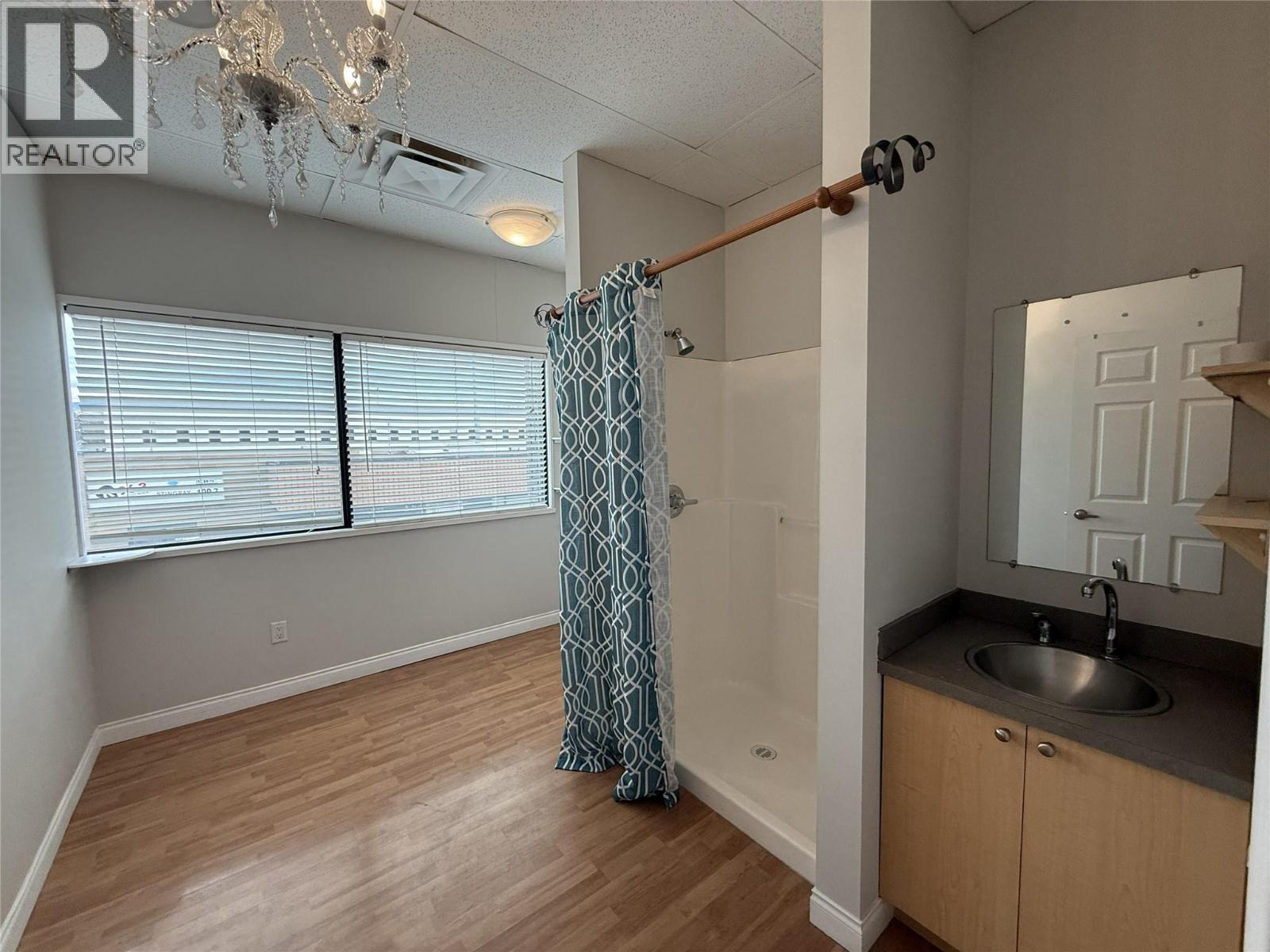  595 Lawrence Avenue, Kelowna