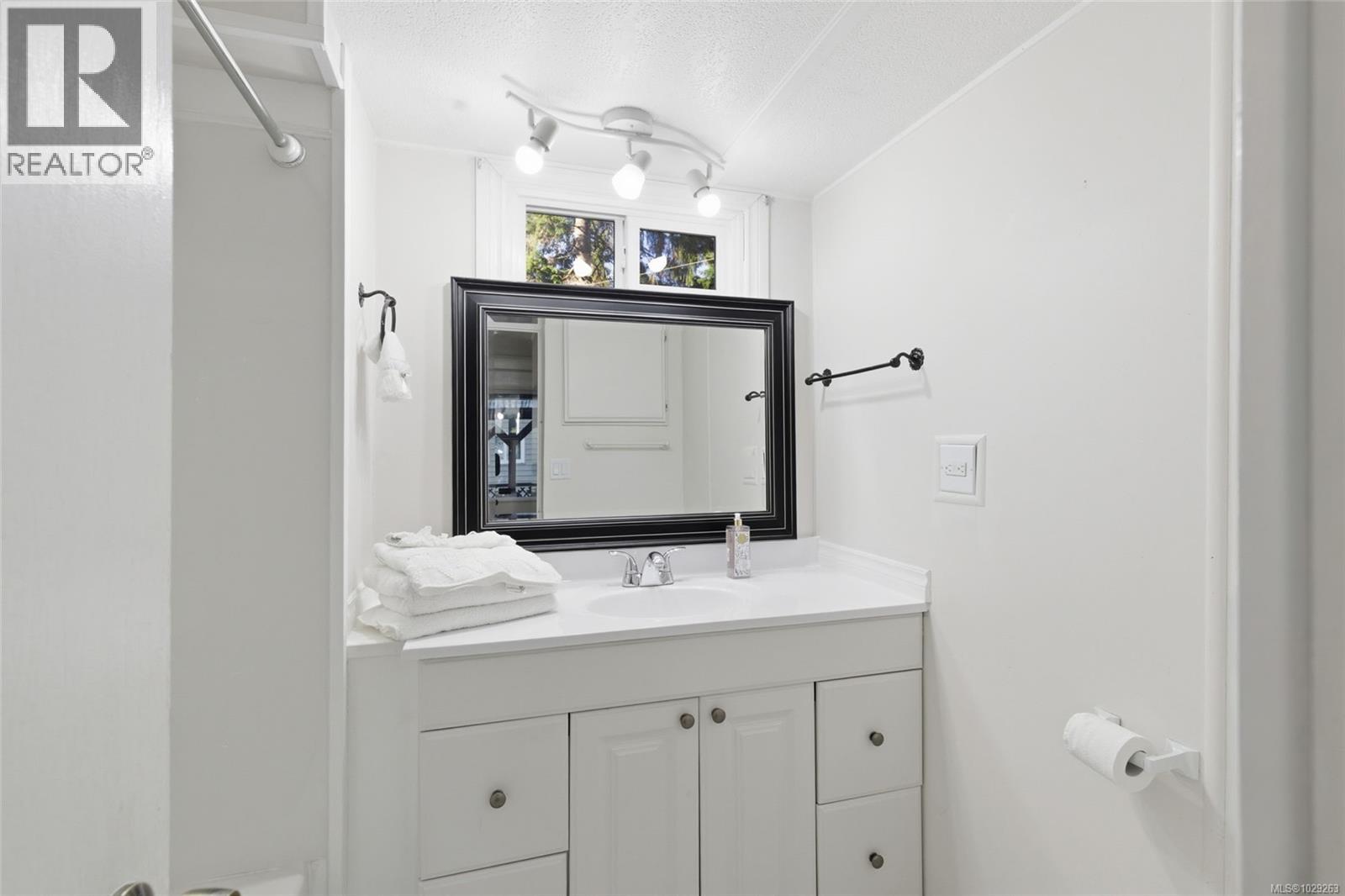 #49 1247 ARBUTUS RD - 23