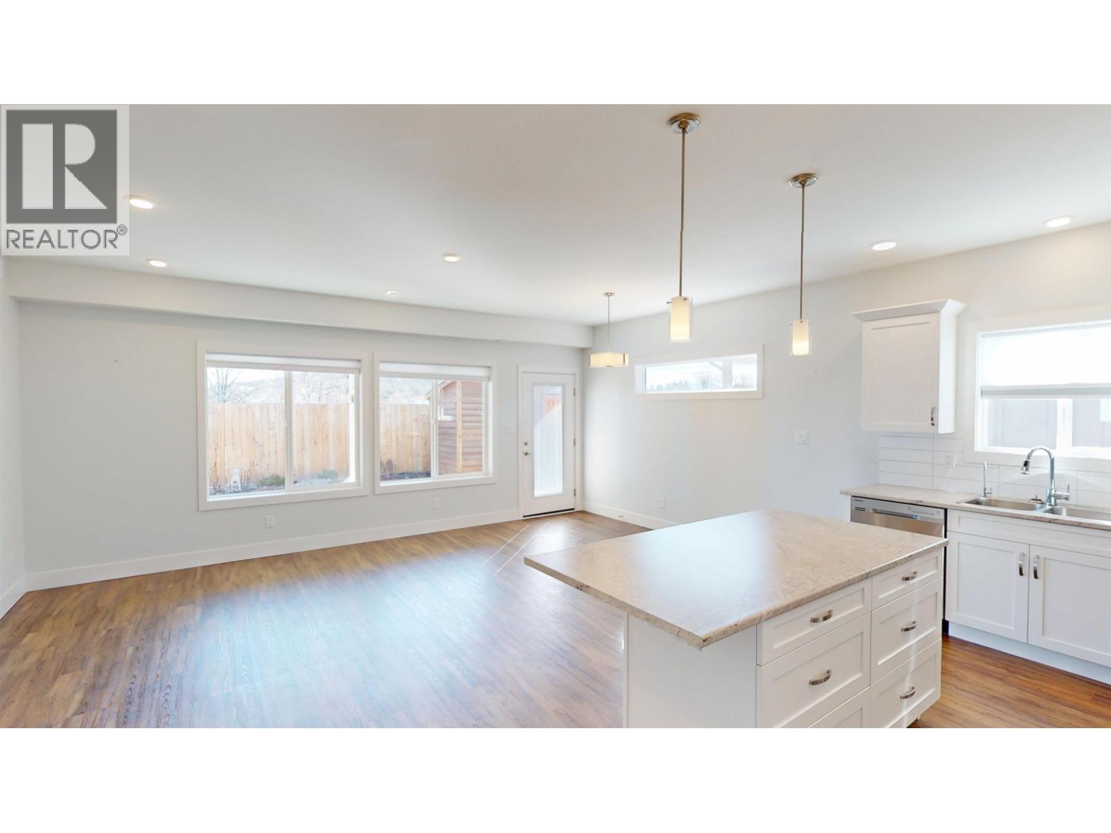 370 SANDHILL CRESCENT - 6