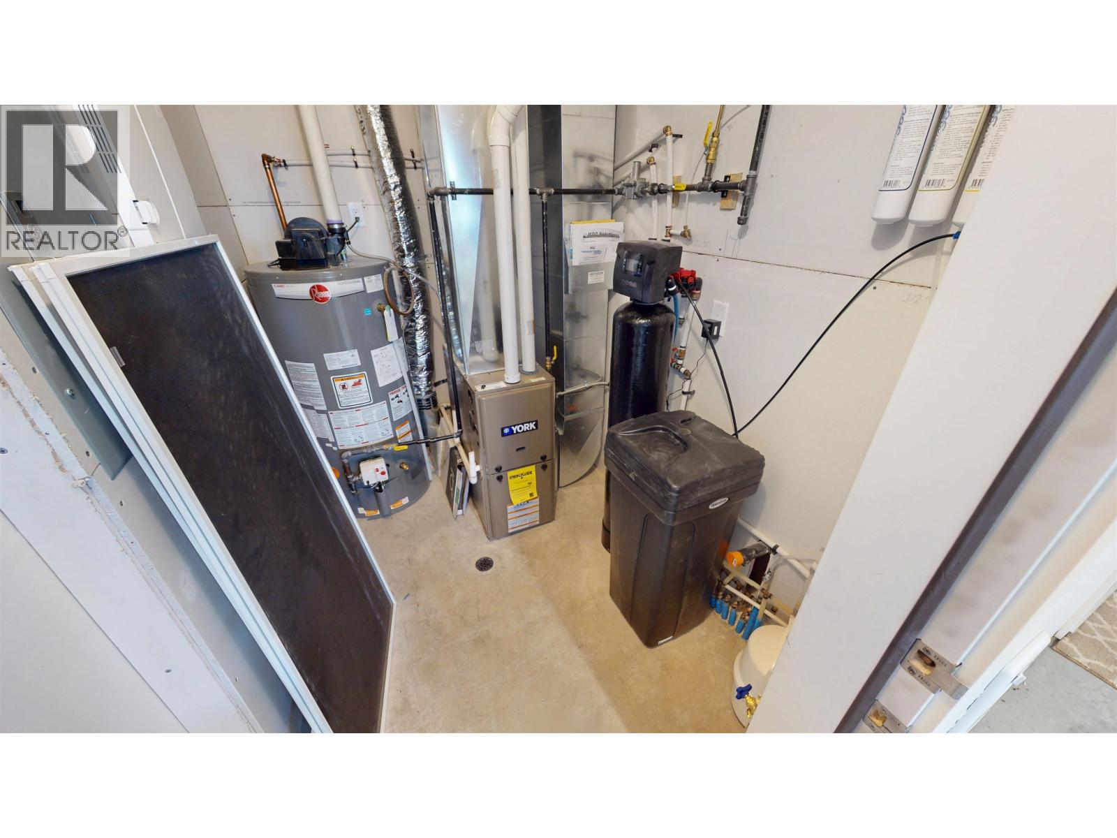 370 SANDHILL CRESCENT - 23