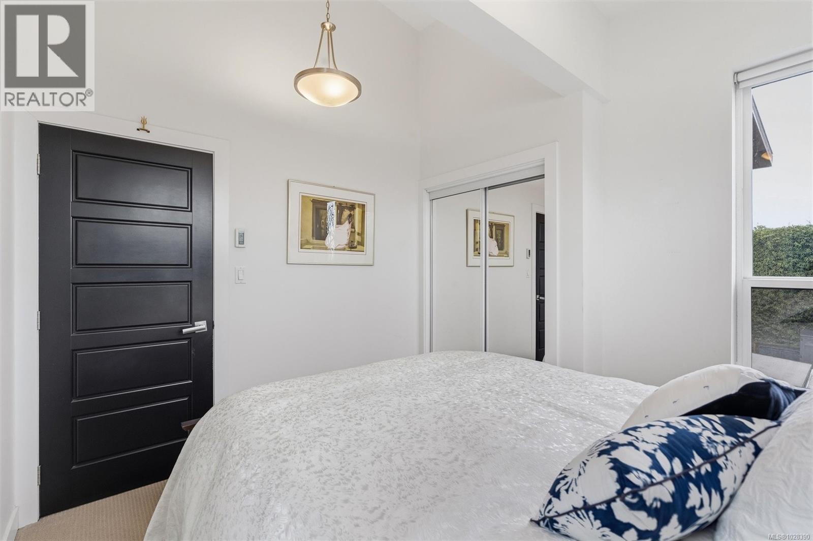 838 Old Esquimalt Rd - 32