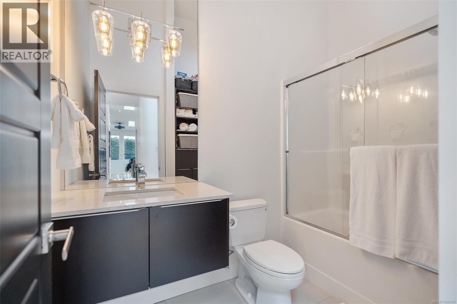 838 OLD ESQUIMALT RD - 33