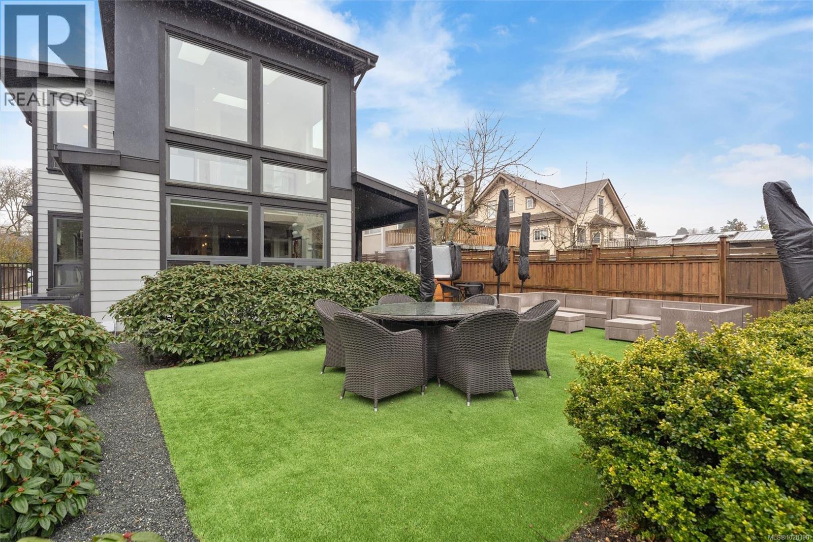 838 Old Esquimalt Rd - 64
