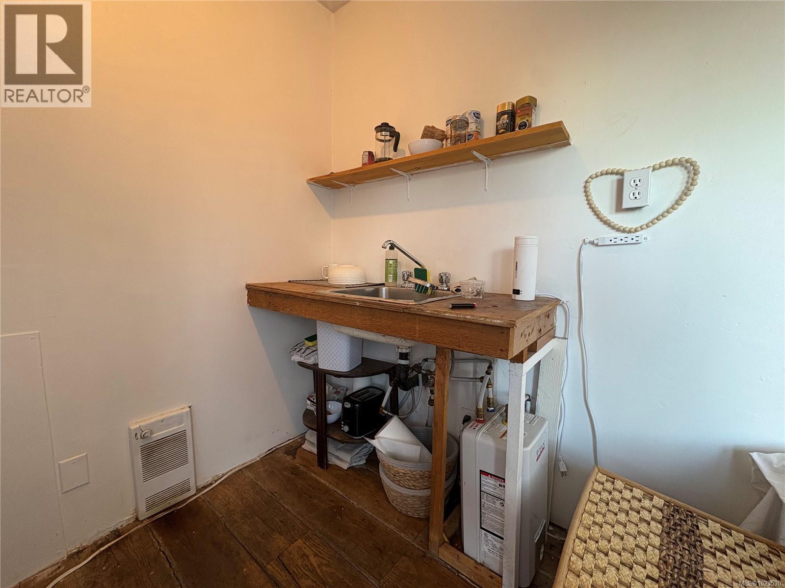 115 HALIBURTON ST - 36