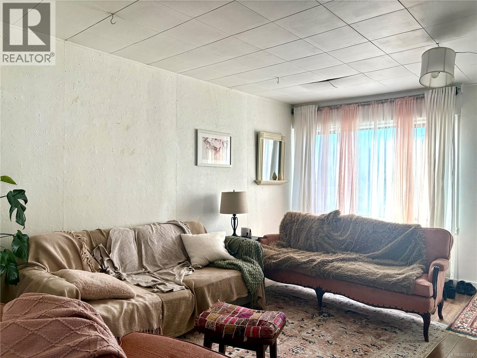 115 HALIBURTON ST - 6