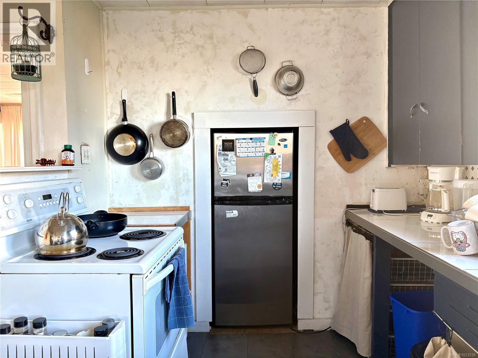 115 HALIBURTON ST - 11