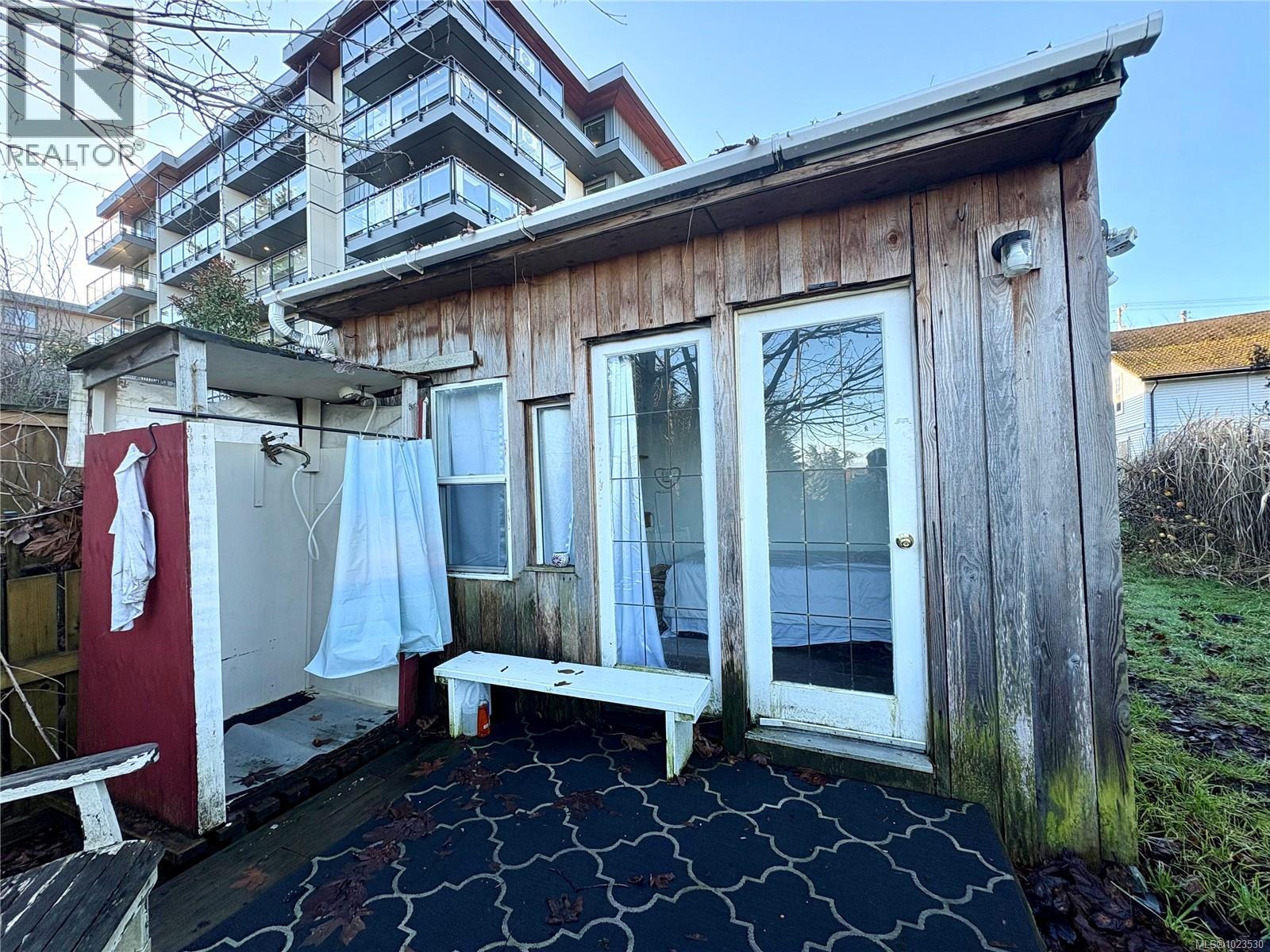 115 HALIBURTON ST - 33