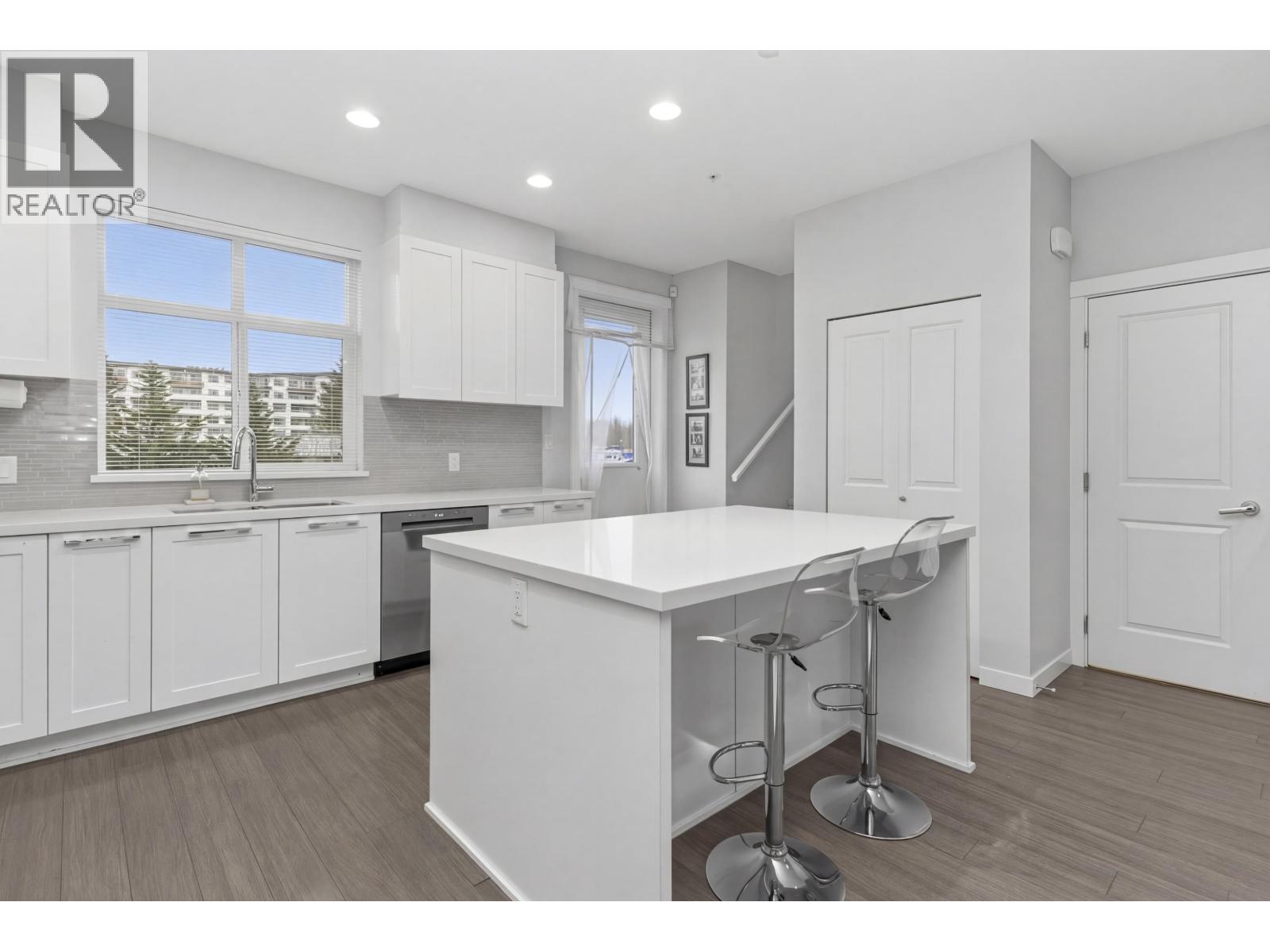 4 39548 LOGGERS LANE, Squamish