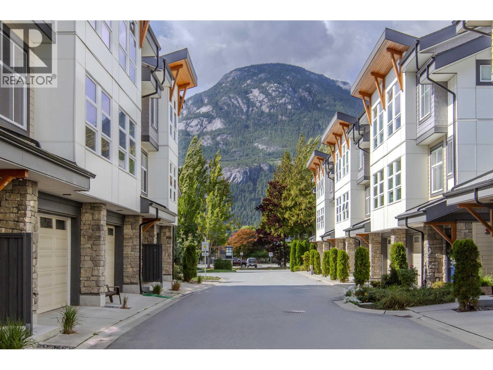 4 39548 LOGGERS LANE, Squamish