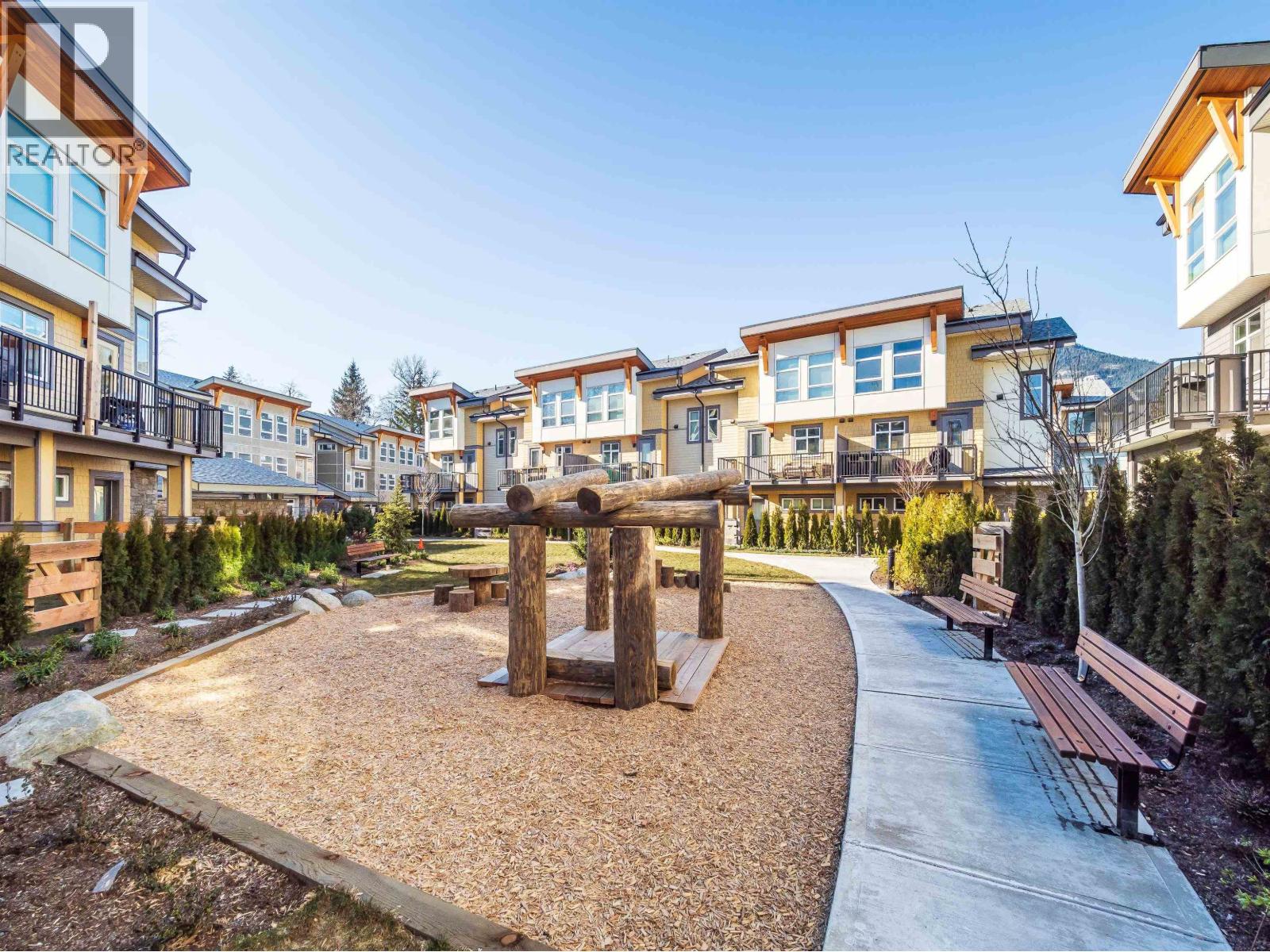 4 39548 LOGGERS LANE, Squamish