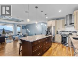 Living room - 529 Whitecourt Place, Vernon, BC V1B4B1 Photo 16