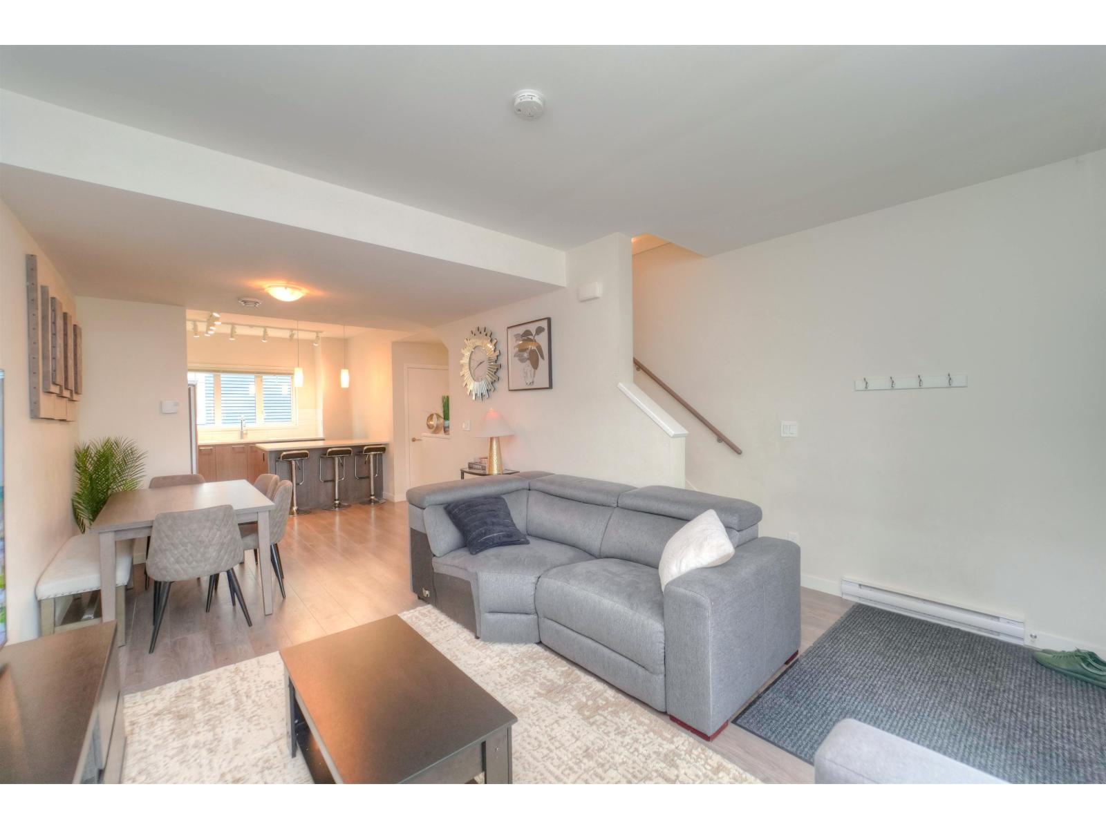 5 2796 ALLWOOD STREET