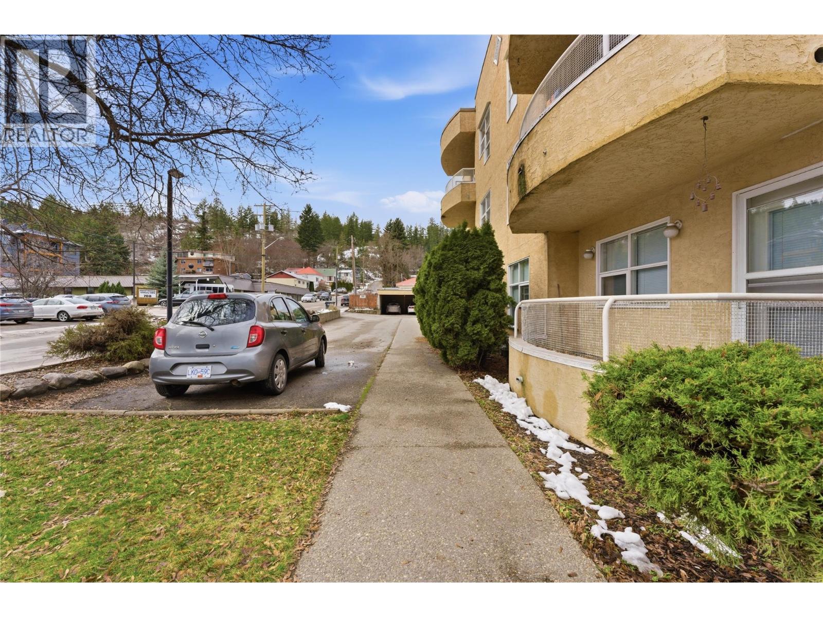 #102 703 Granville Avenue - 32