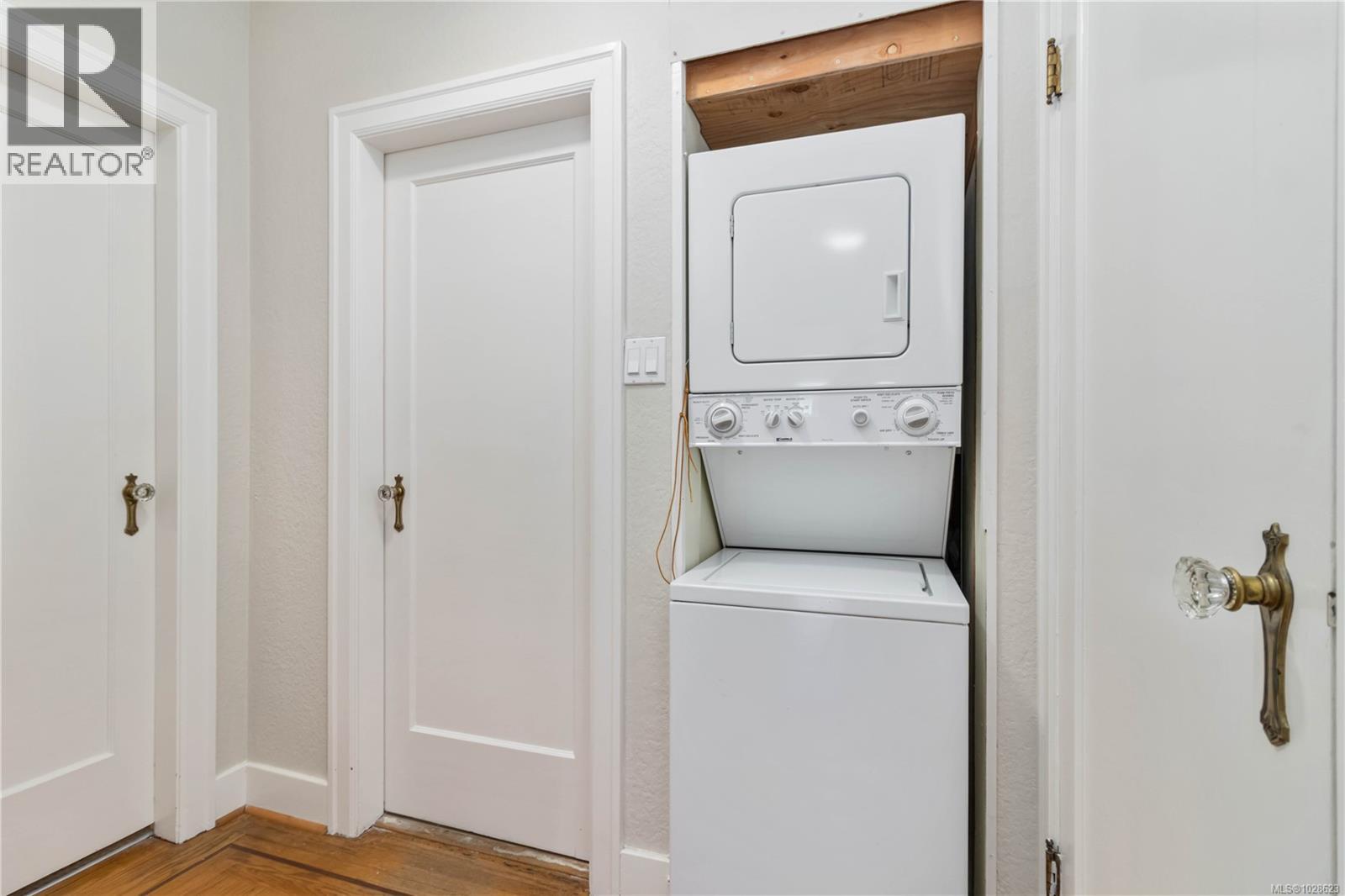  1811 Hollywood Crescent, Victoria